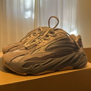 yeezy boost 700 tephra gray